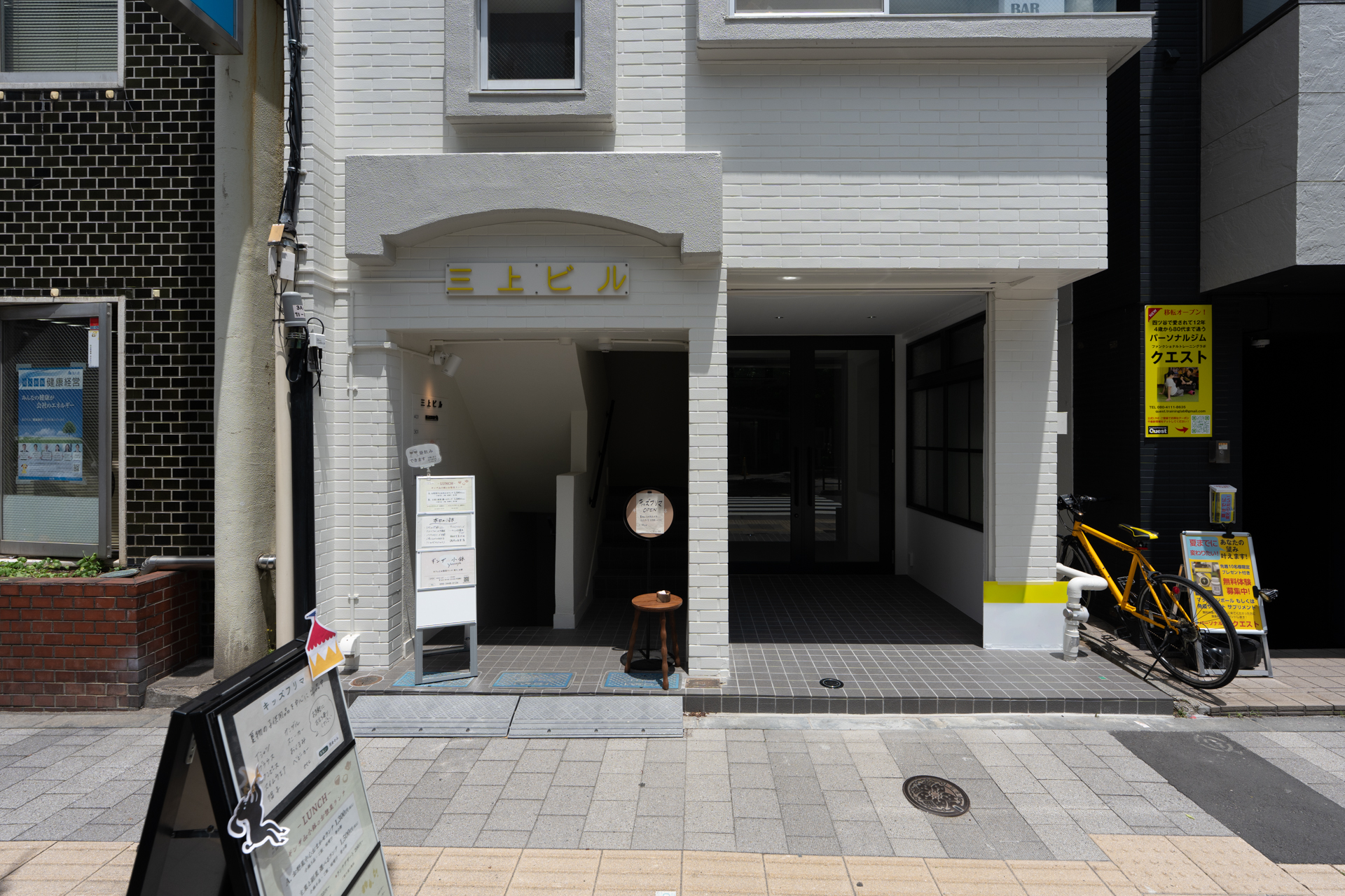外観から1階を眺める