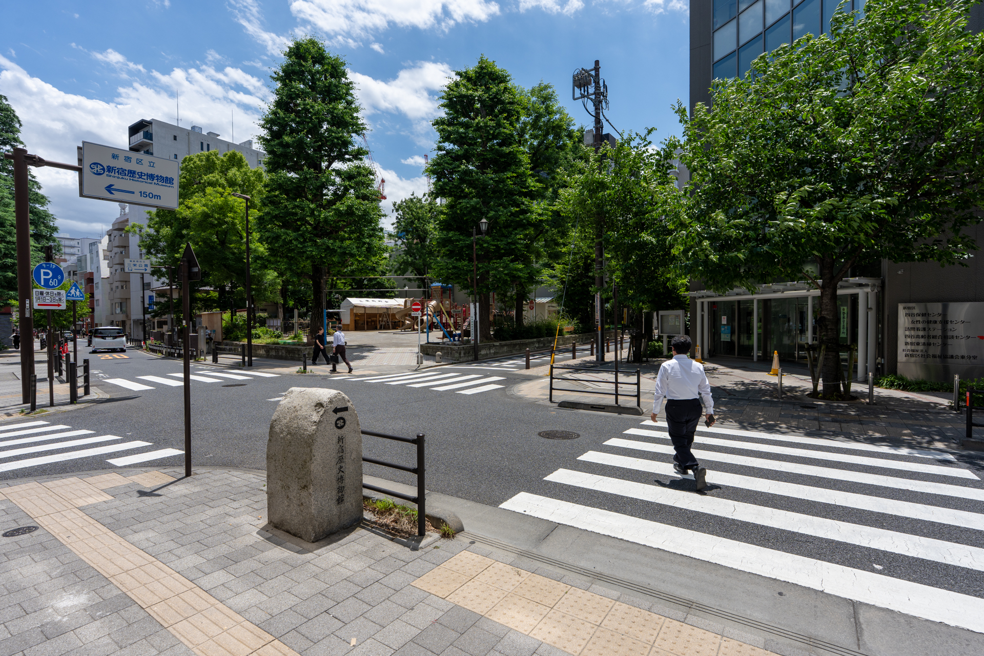 向かい側には公園