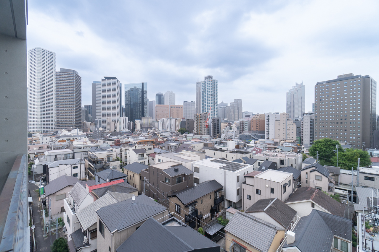 バルコニーから左を覗くと西新宿、新都心方面