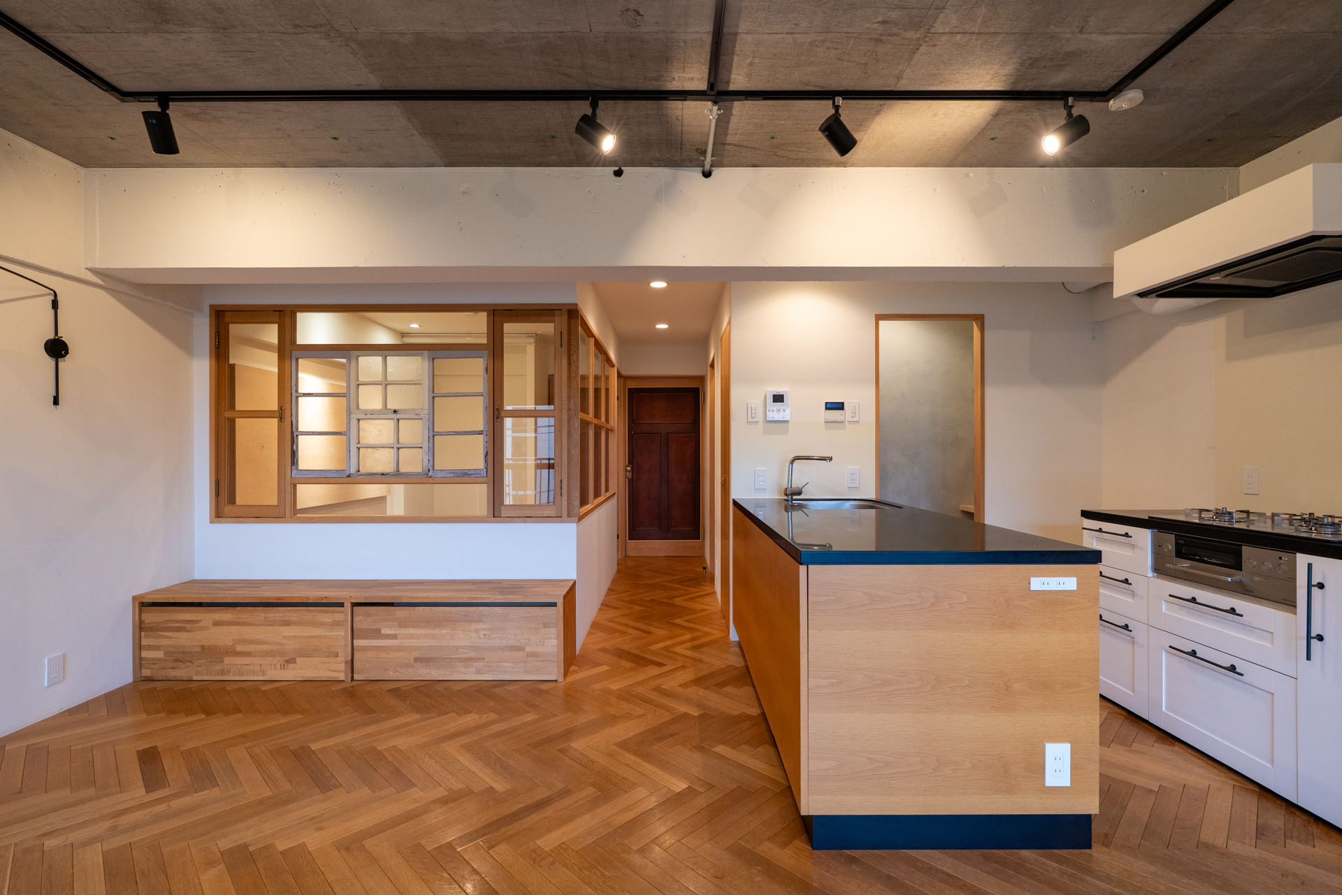 築90年の洋館から譲り受けた窓枠や建具を組み合わせたリビング