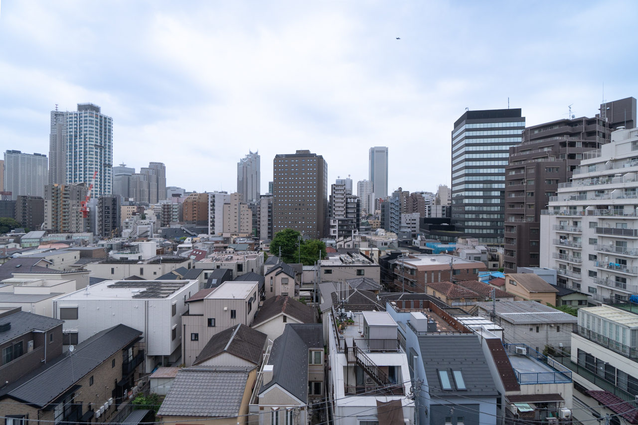 正面は初台方向