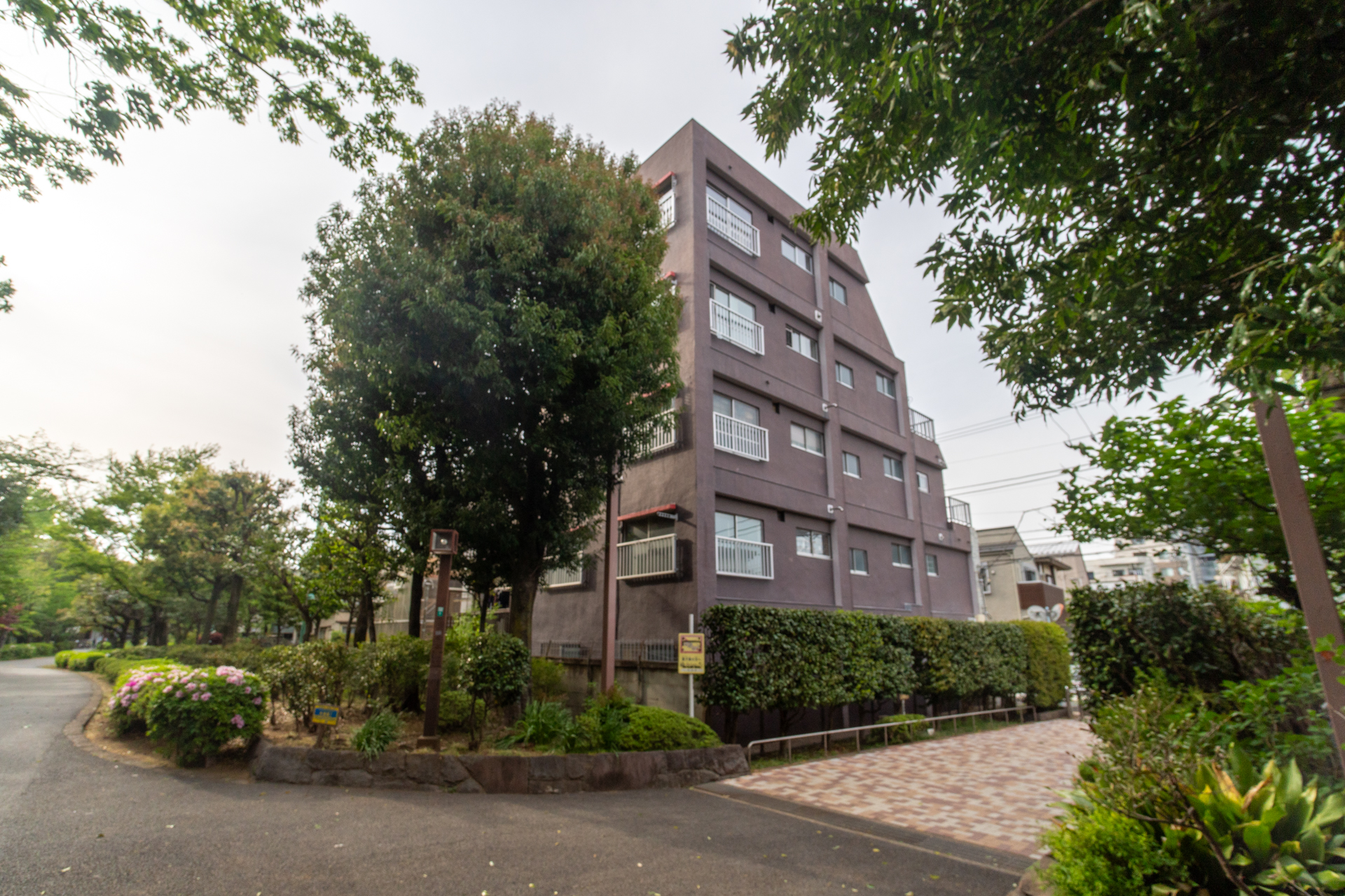 公園沿いに立つレトロマンション