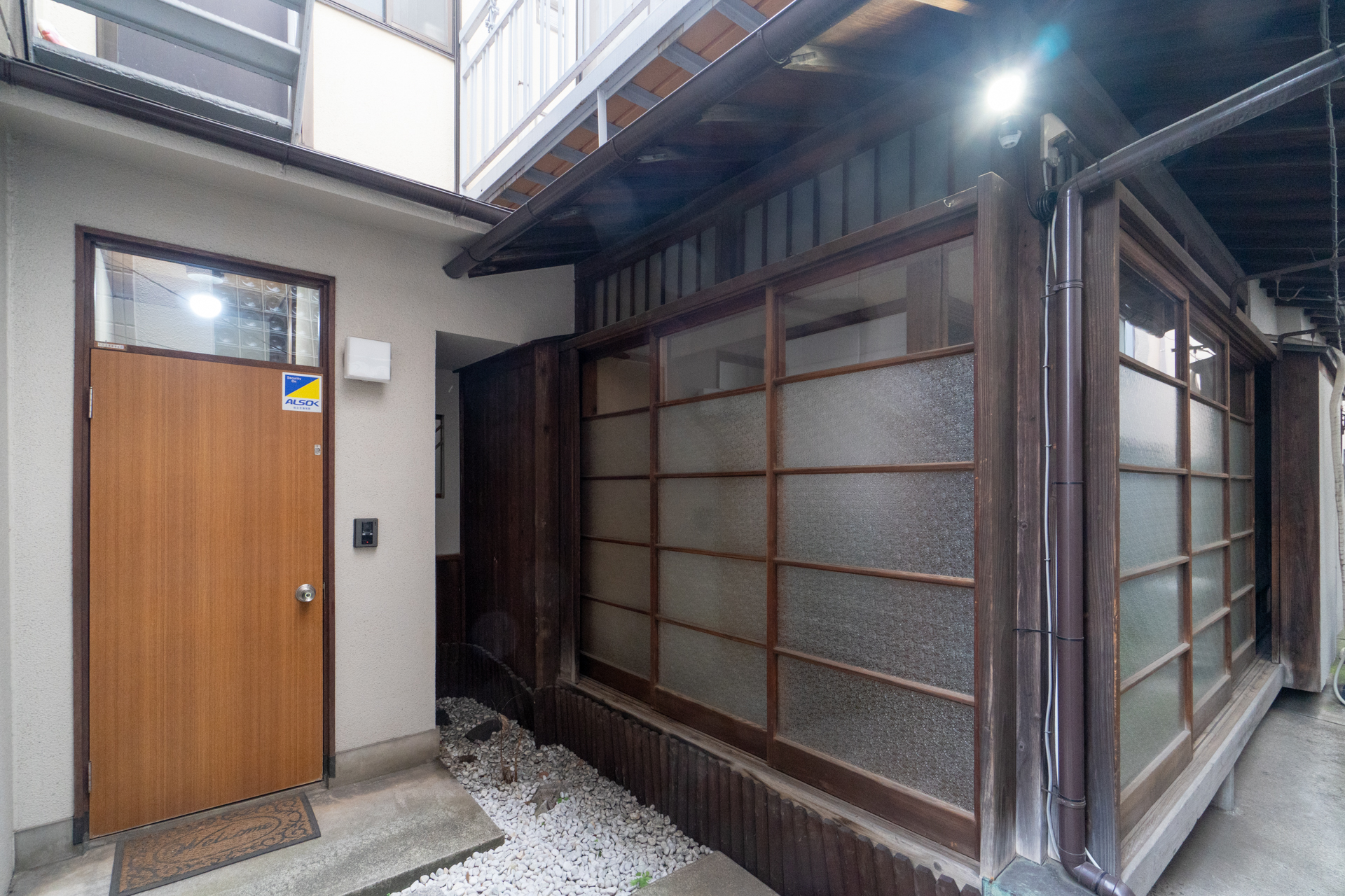 古いガラス戸と玄関