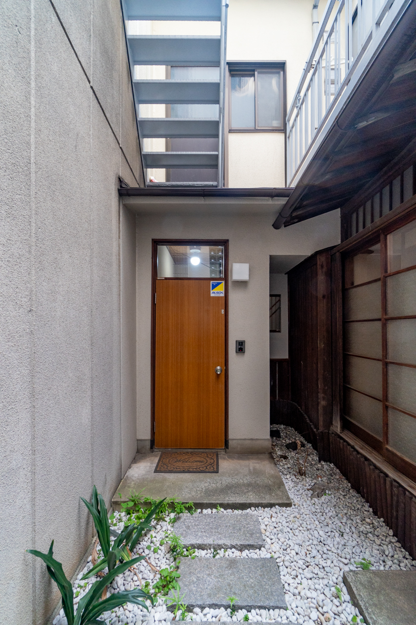 玄関の外には敷石が
