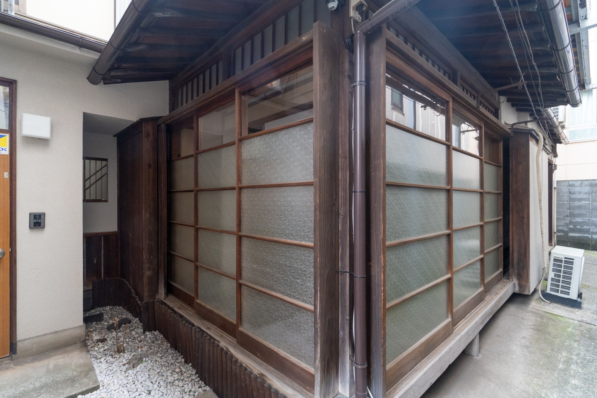ガラス戸の外に雨戸もあります