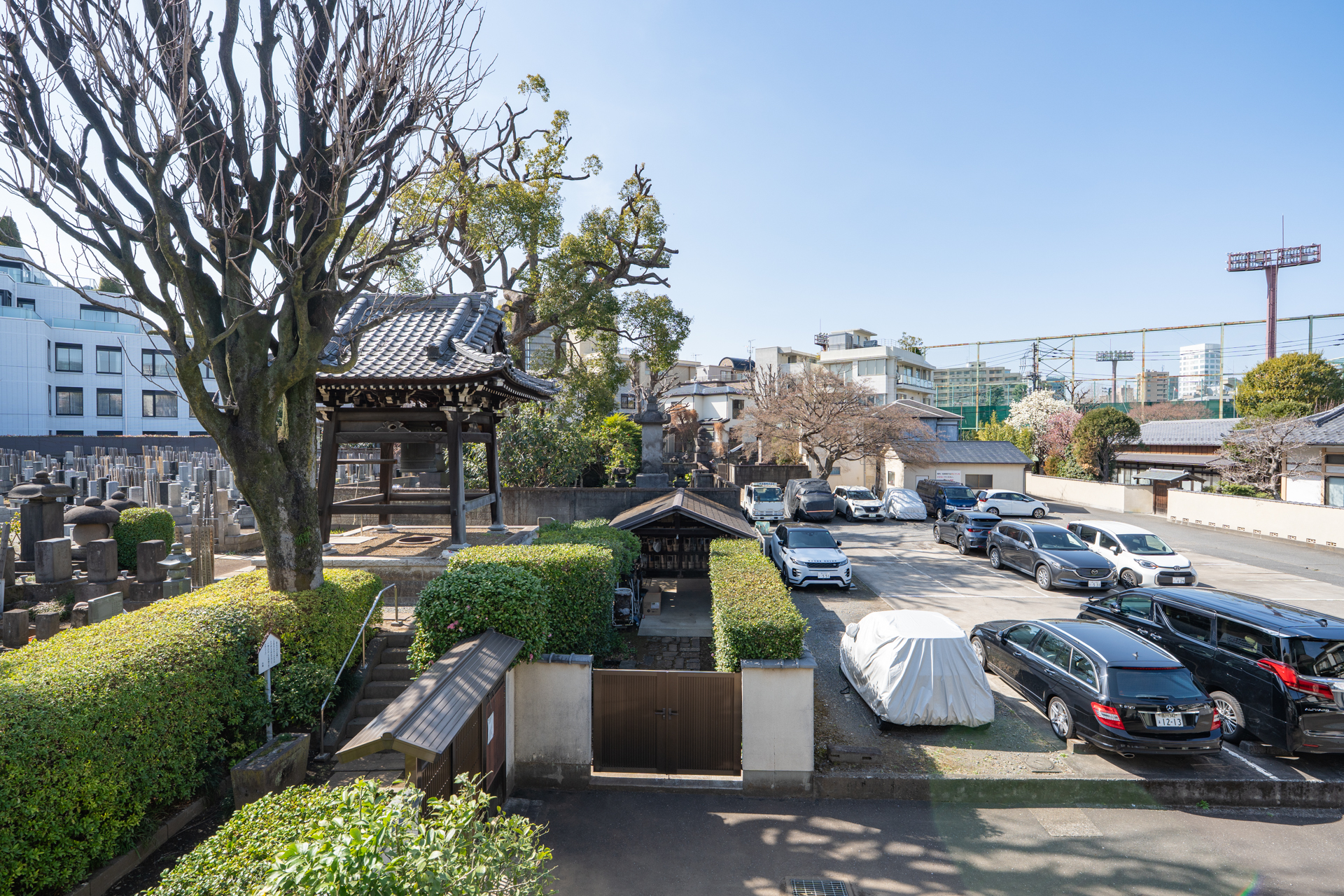 目の前にはこの景色！戸建とは思えない眺望です。向かいの鐘では年末年始になると108回の除夜の鐘が鳴ります