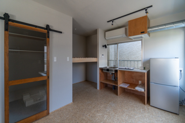 住み込みの小さな工房とお店