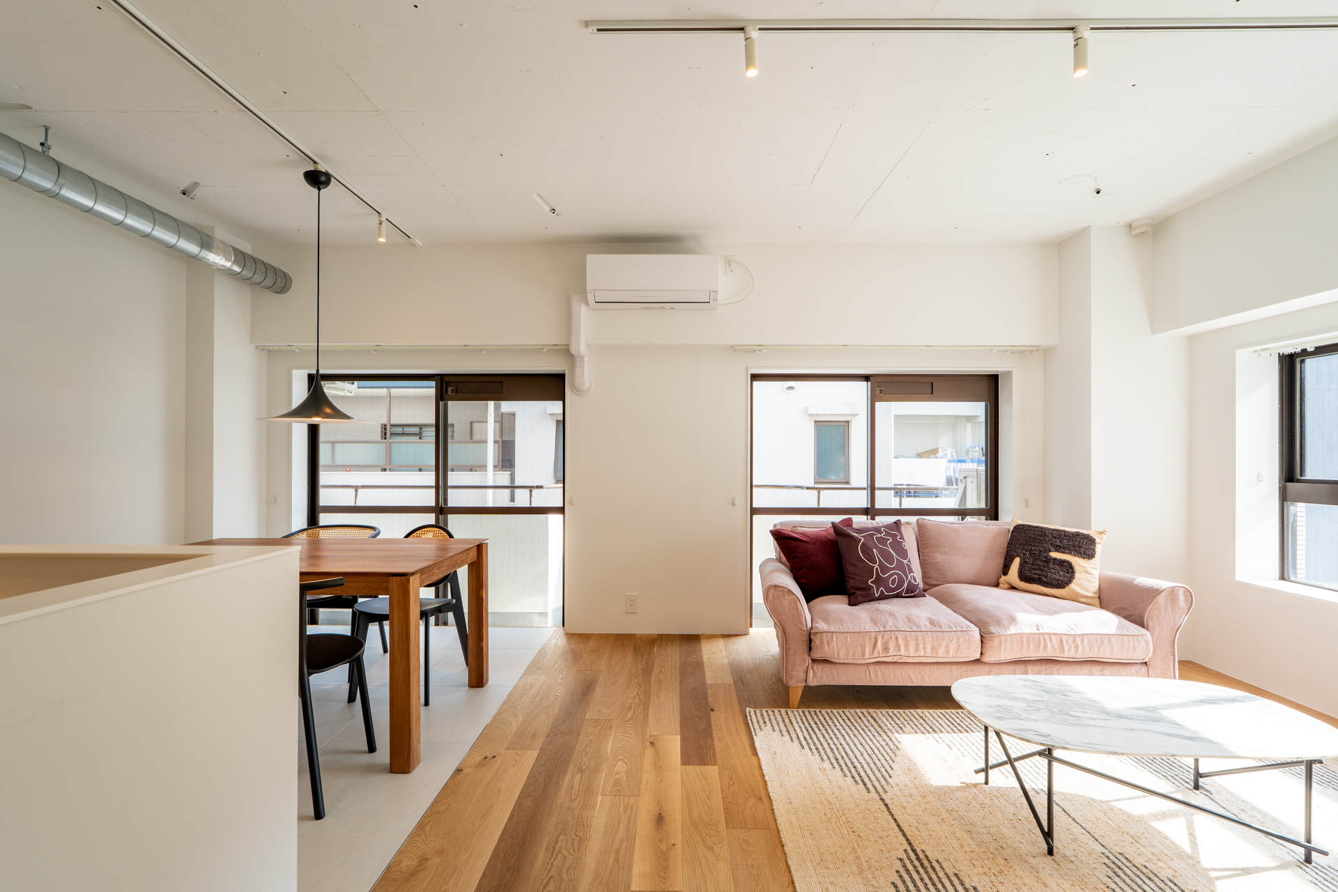 眺望はお向かいの建物の外壁と廊下ですが、視線はあまり気になりません