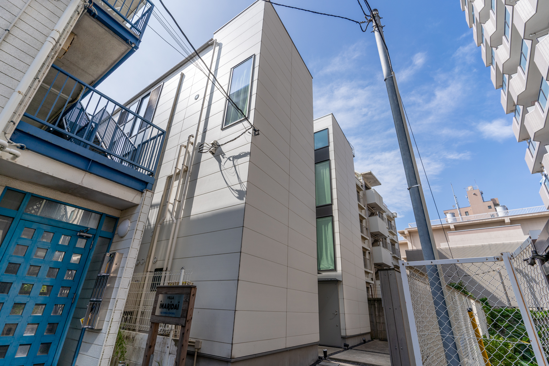 大通りから住宅地に入った立地