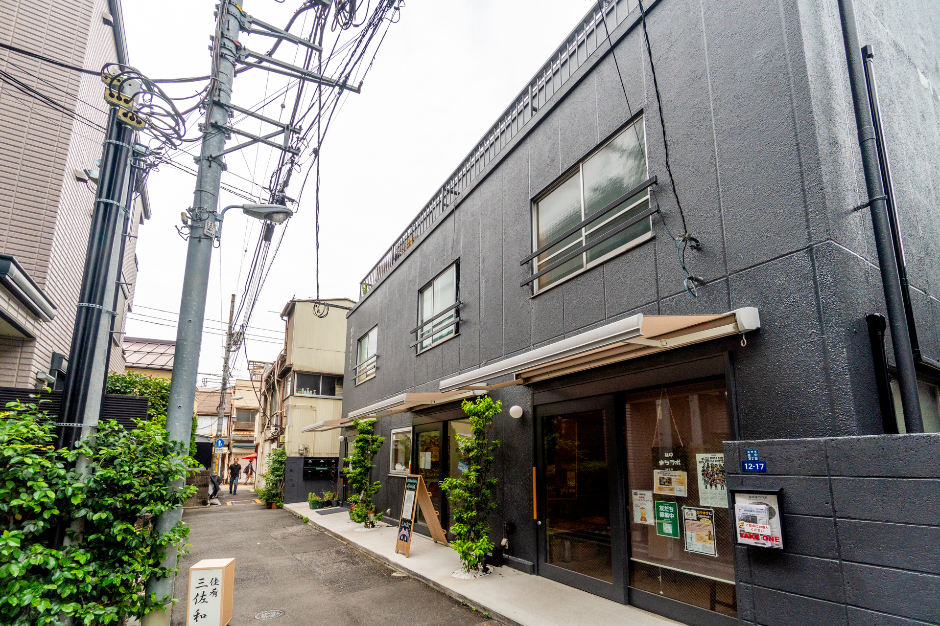 谷中銀座すぐの路地に立つマンション