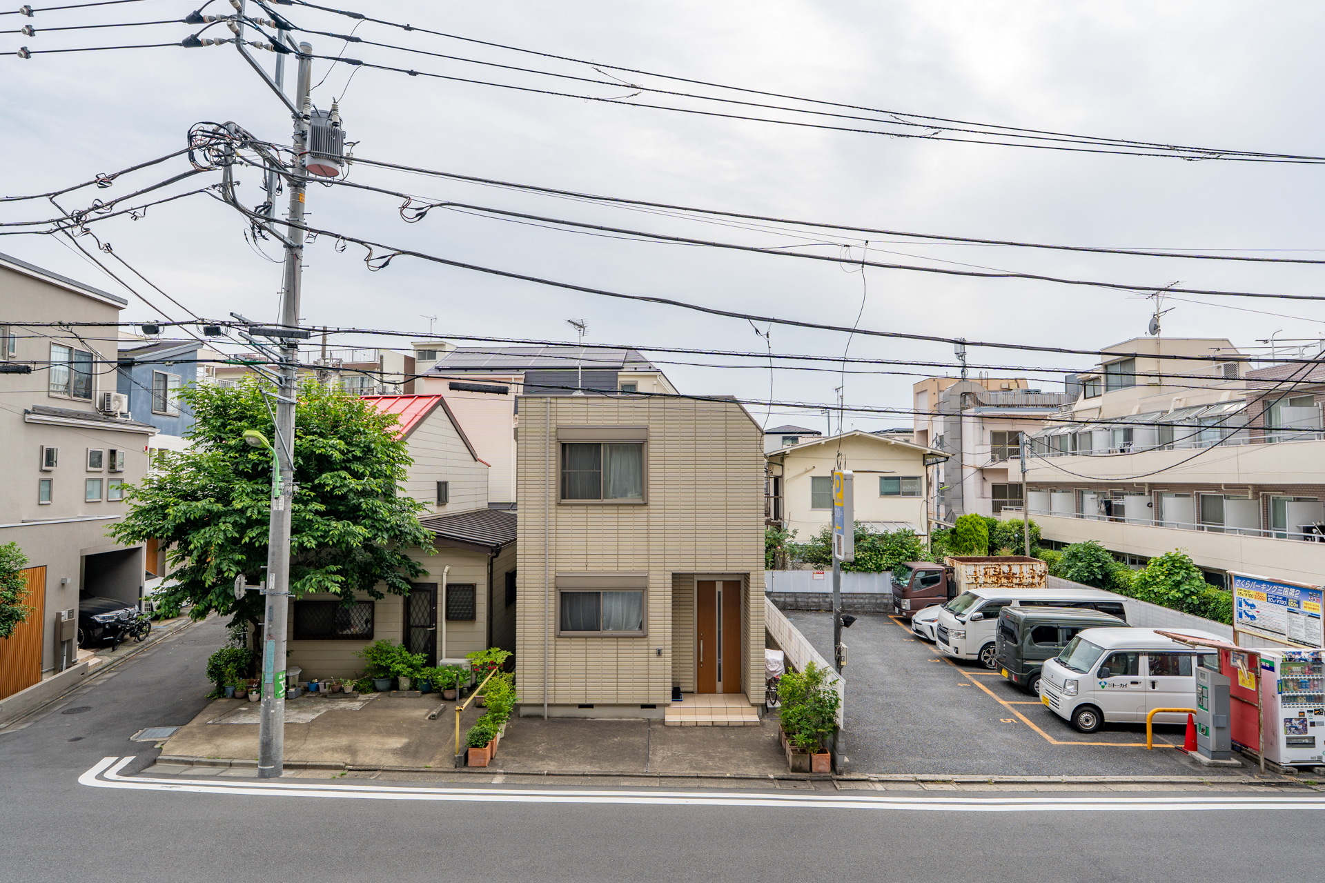 低層の住宅街につき空が広がる眺め