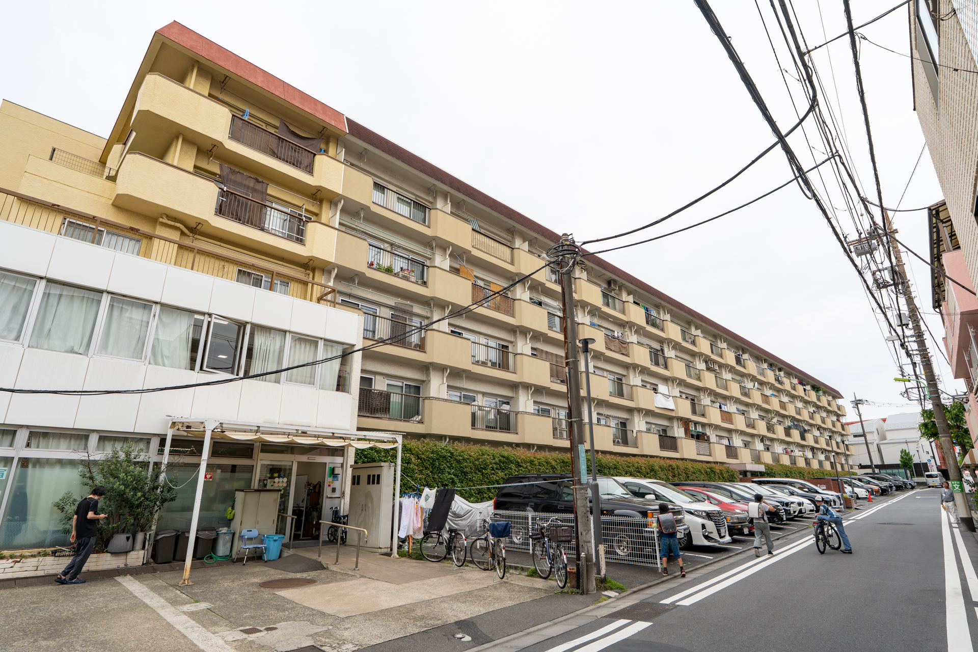 低層だけど大規模な外観