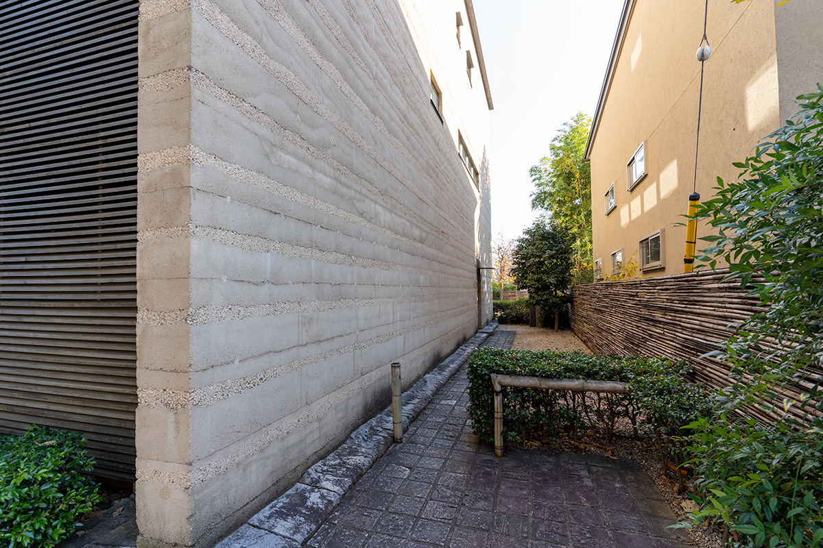 道路から集合住宅のエントランスに至るアプローチ部分