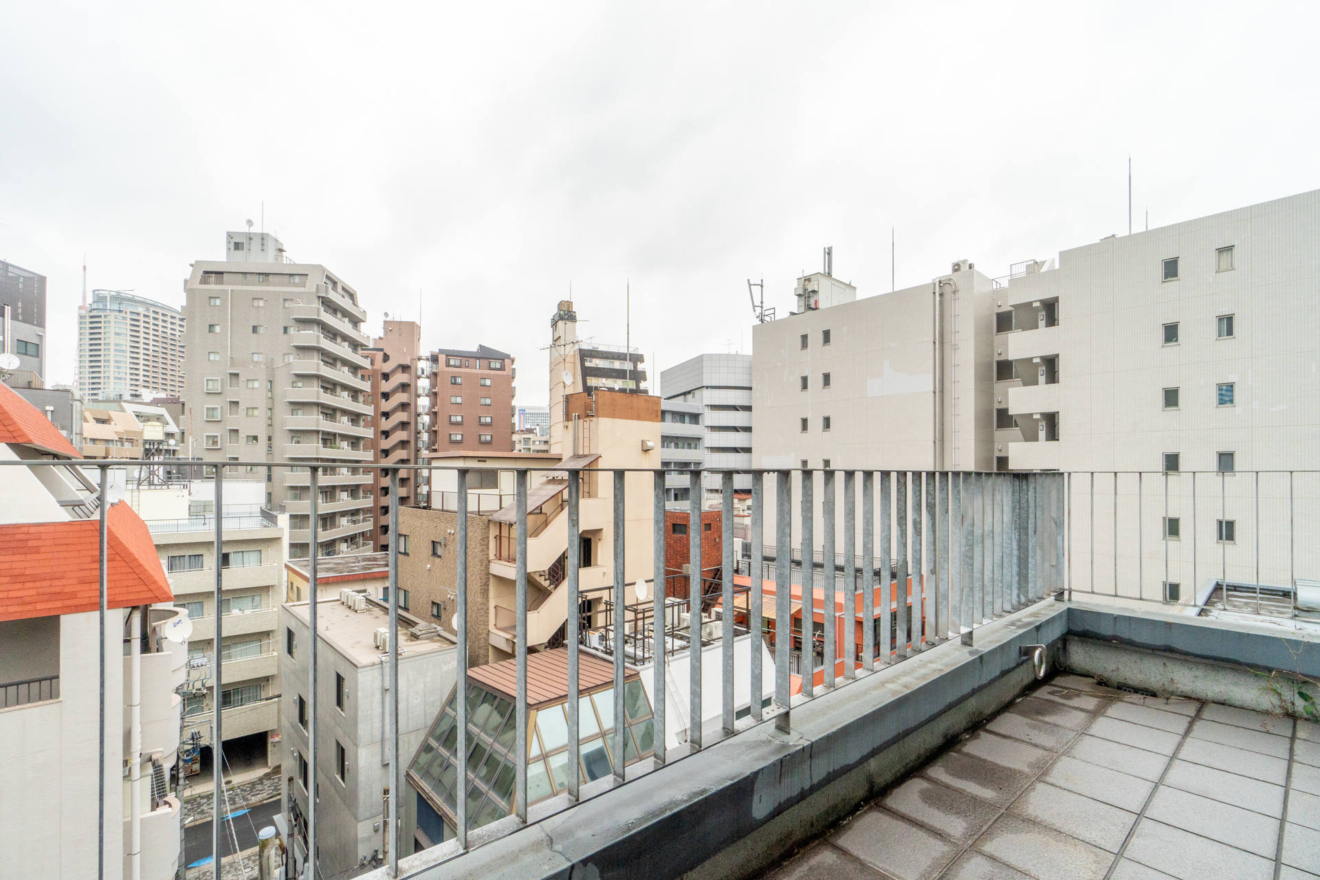 ビル街に抜けた空