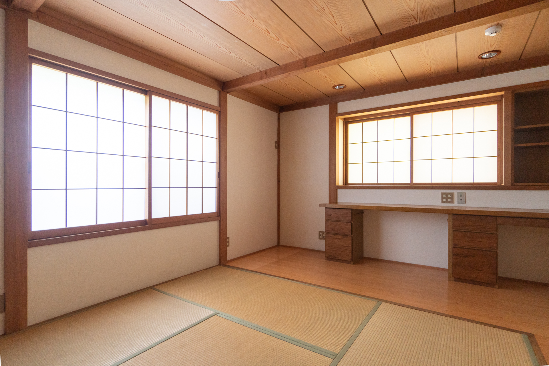 四畳半の和室は二畳の板間にデスクあり