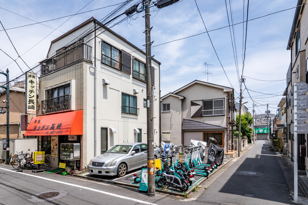 お隣の敷地にはLUUPがあります