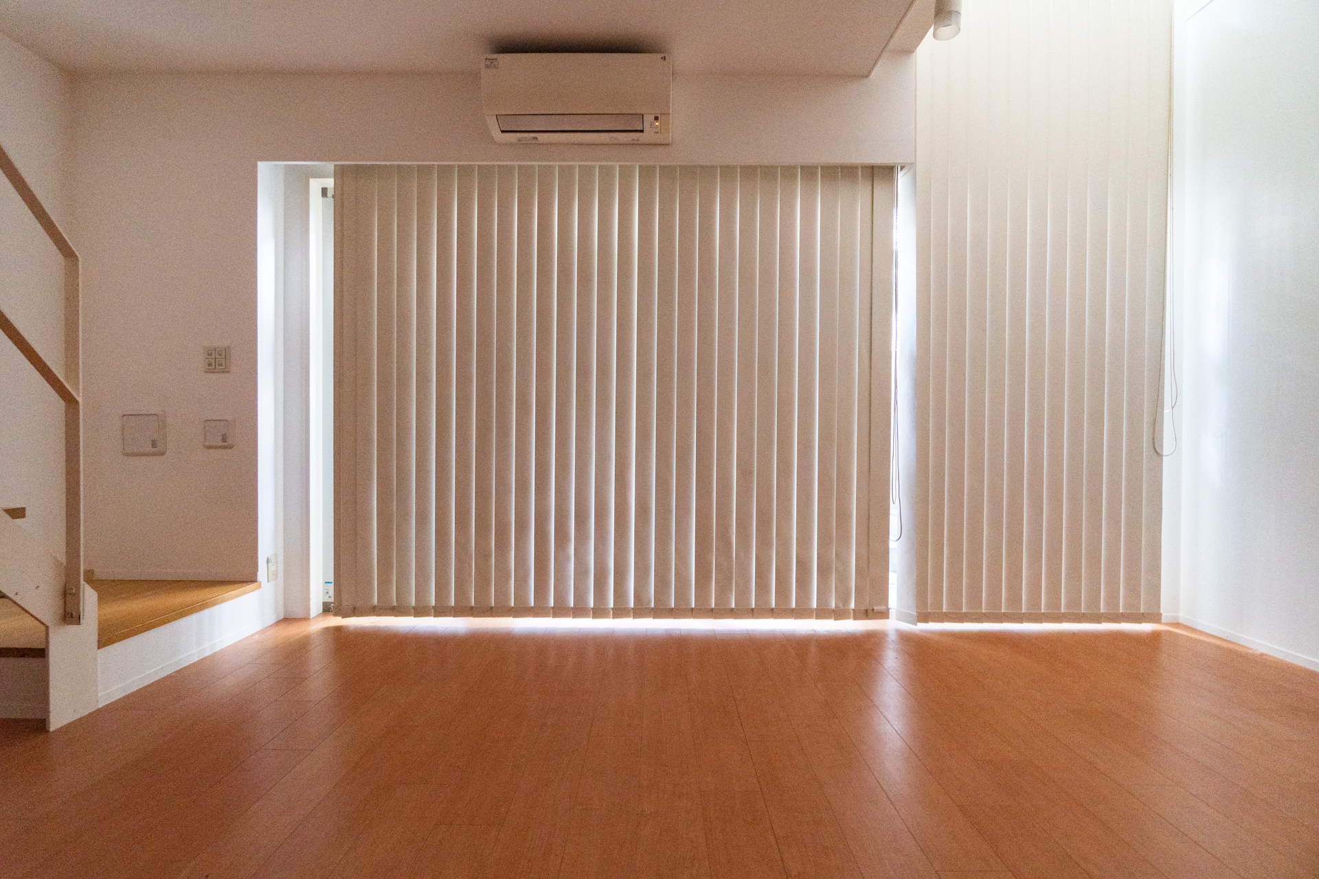 完全に閉じてもブラインド自体ぼんやり光る