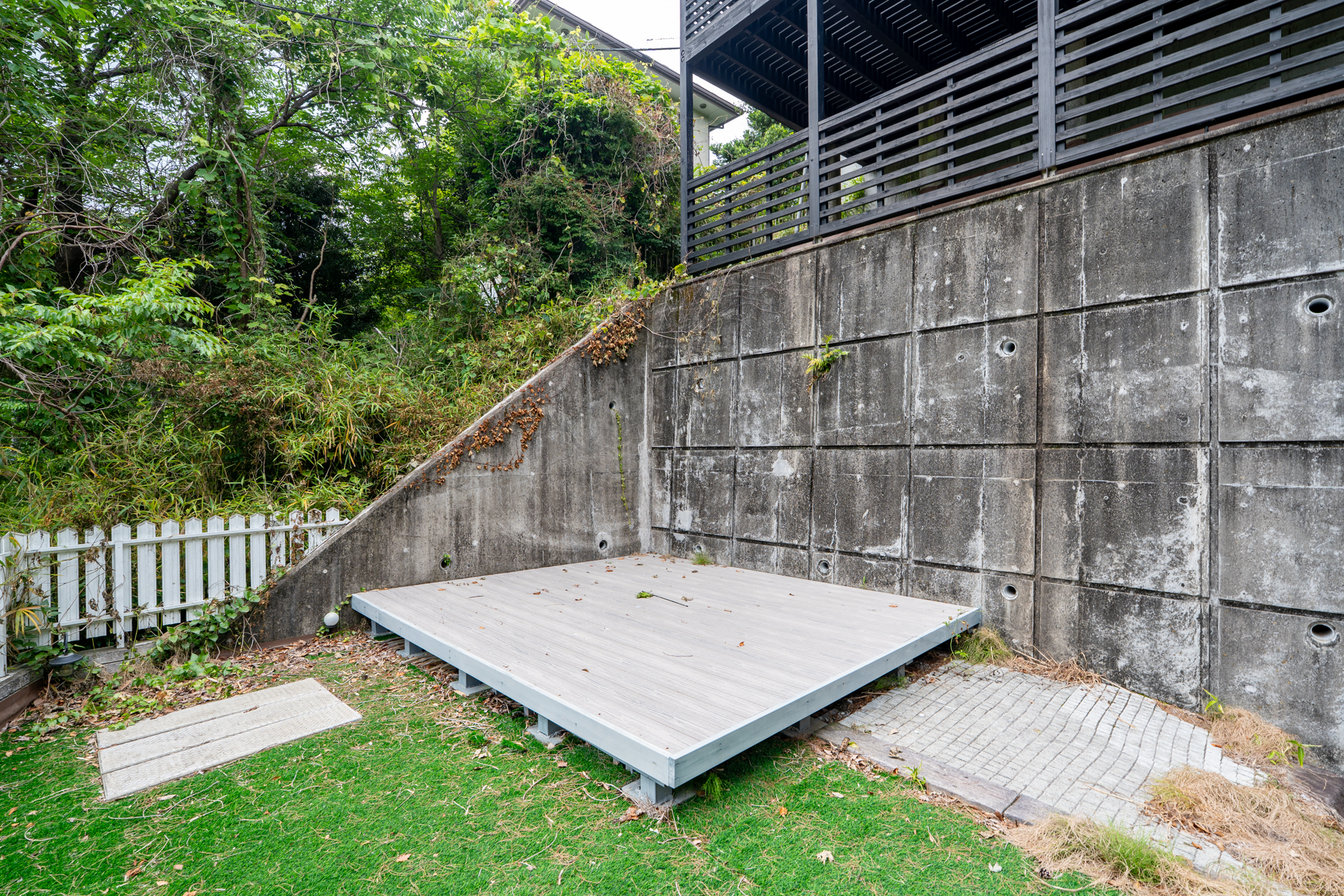 道路から建物までの間、階段を上った中腹にもウッドデッキが