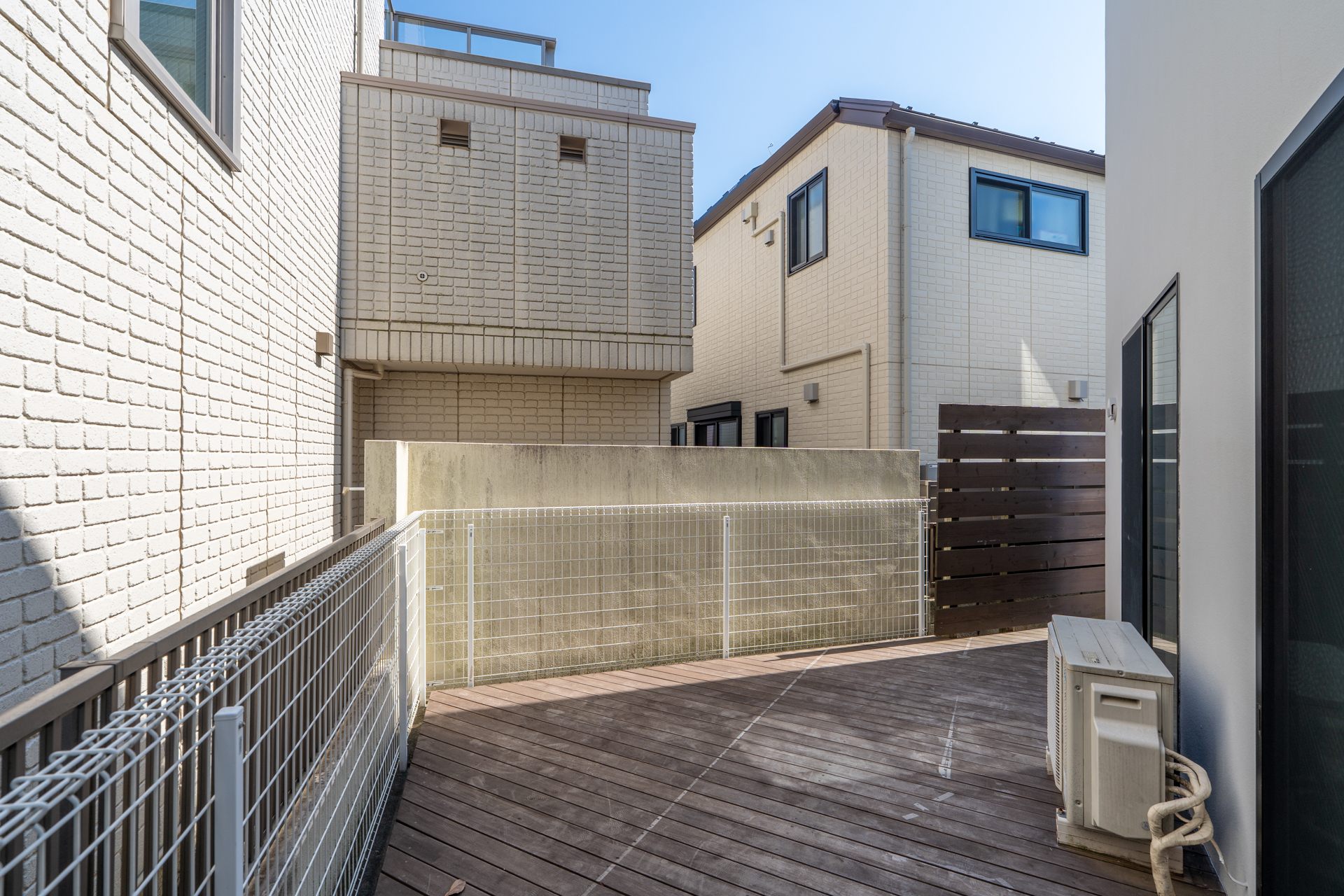 敷地に対して間取りを斜めに配したことにより生まれた2つのウッドデッキスペース