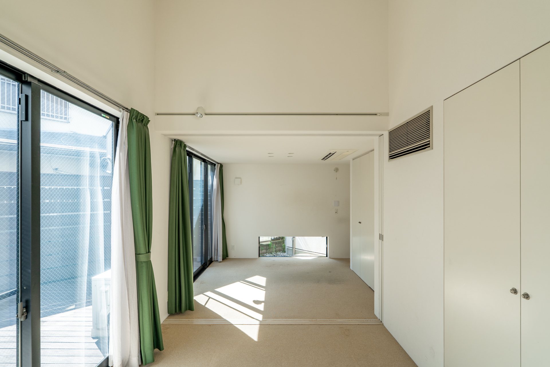 1階の寝室は引き戸で2つに分けることが可能です。1階とは思えない日当たりのよさ
