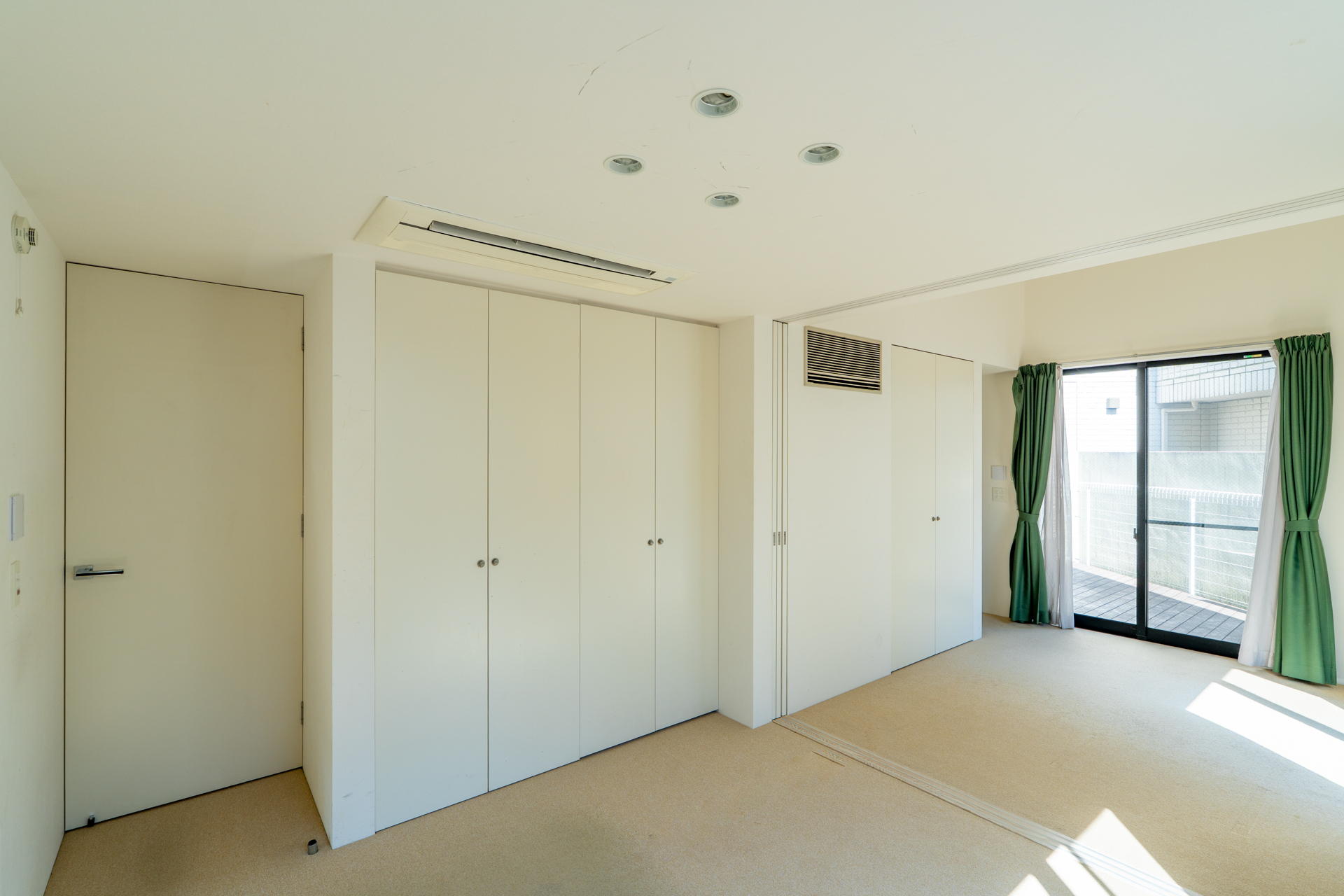 1階の寝室は引き戸で2つに分けることが可能です。1階とは思えない日当たりのよさ