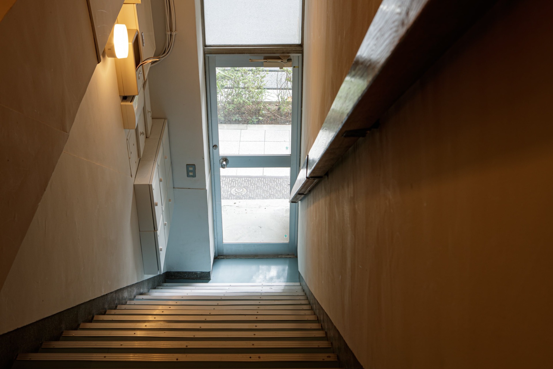 エントランスすぐの階段（写真©Akira Nakamura）