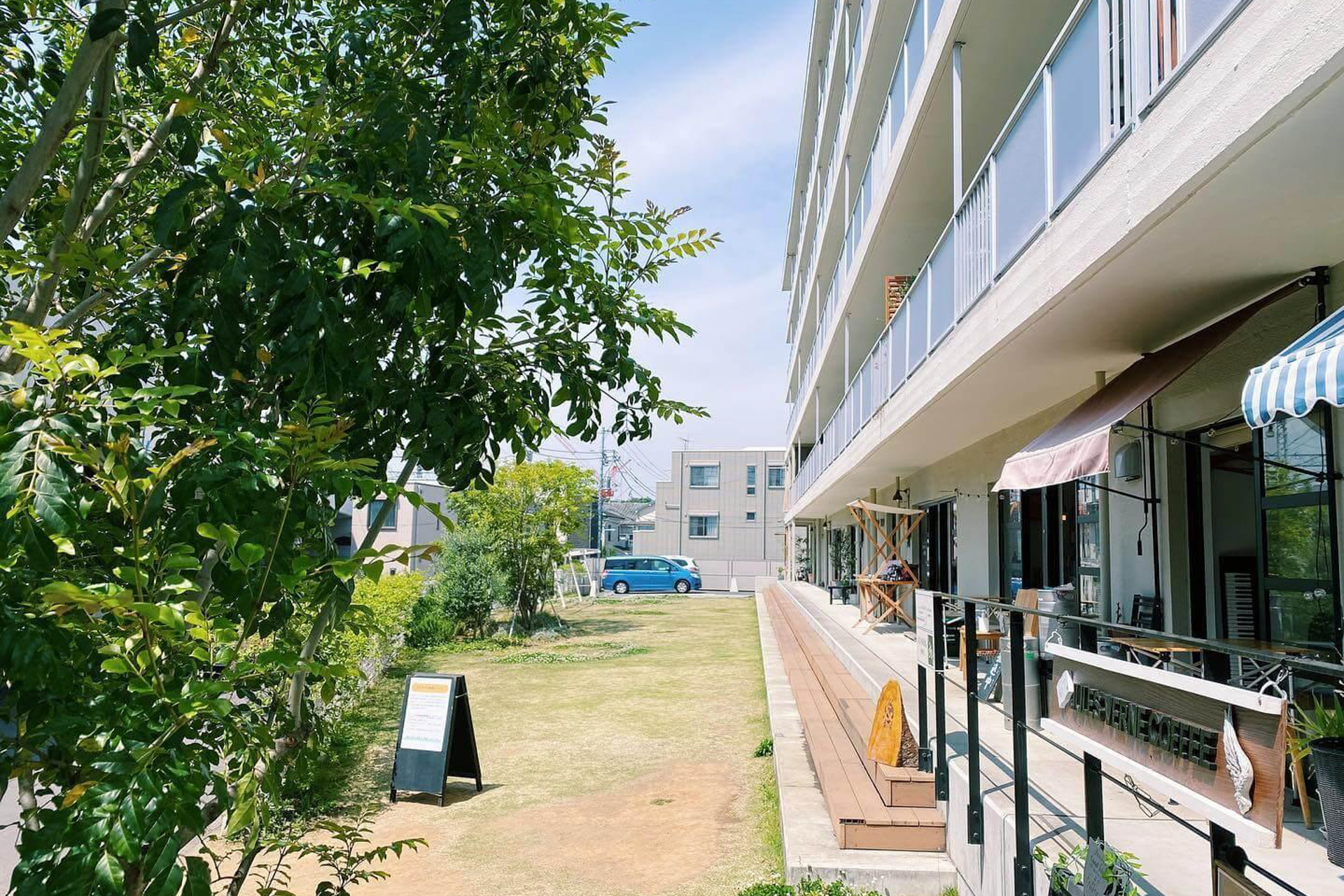 お店の前に広がるA棟の芝生部分