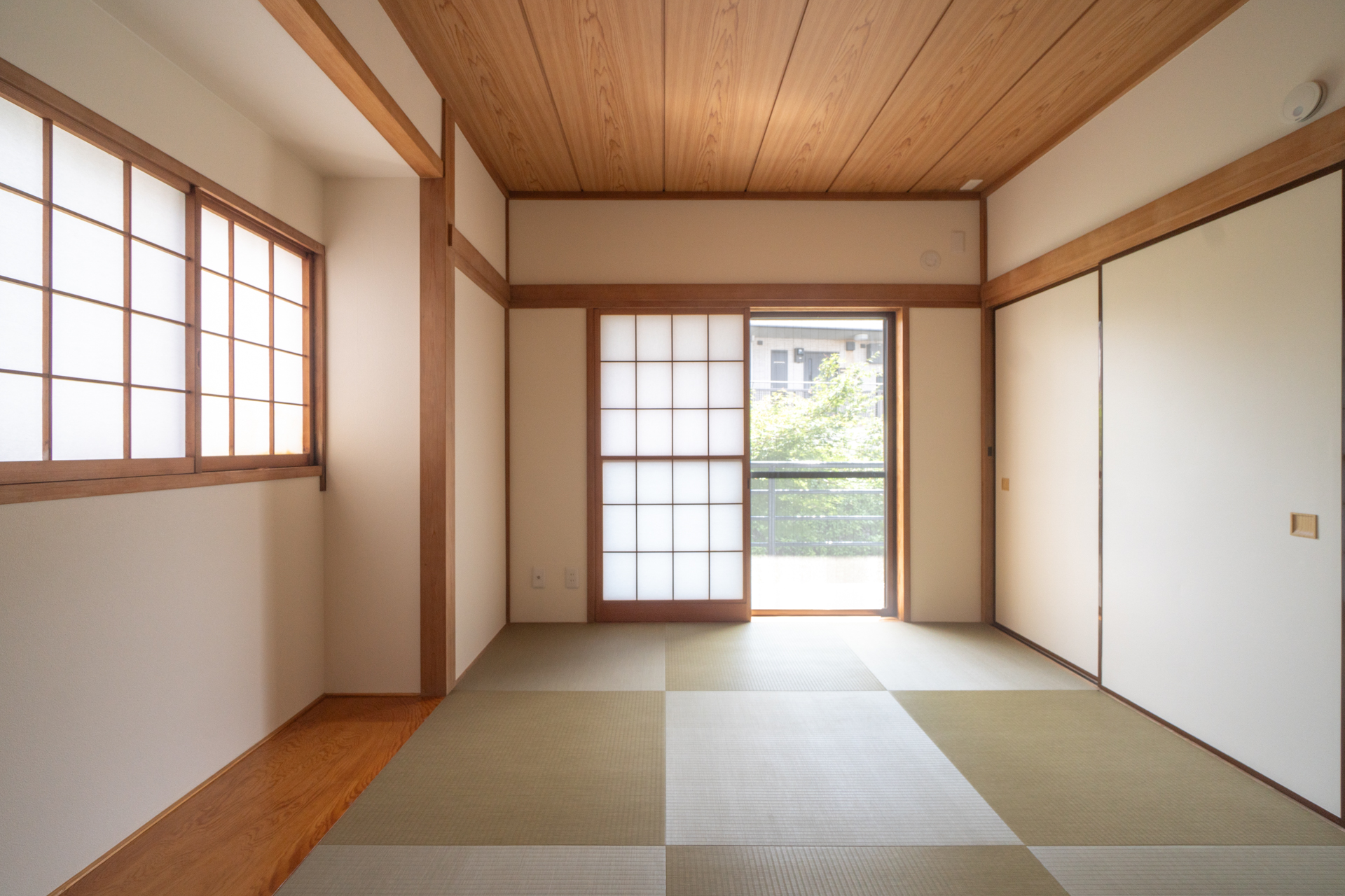 道向かいのマンションは玄関側がこちらをむく作り