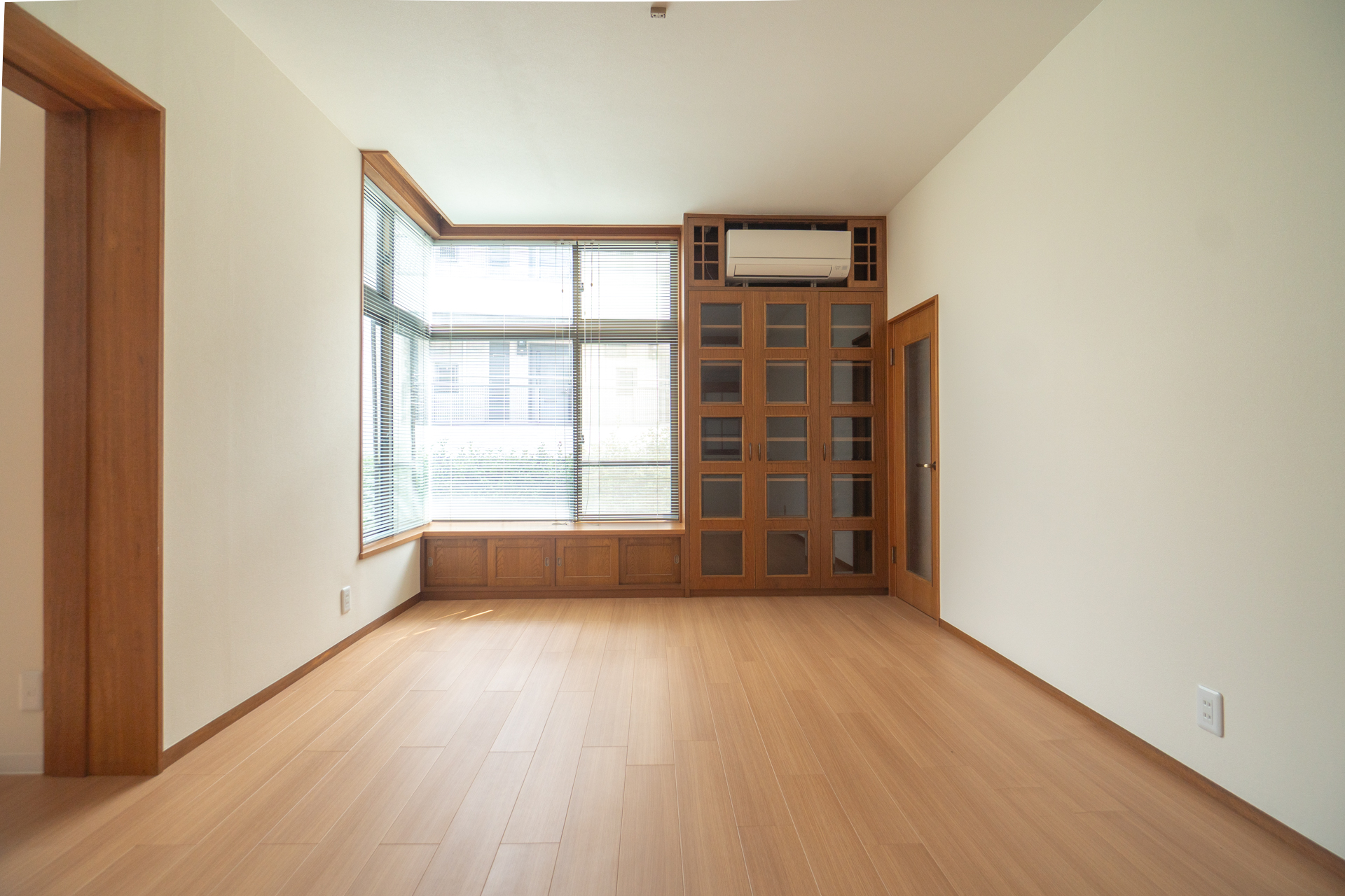 落ち着いた雰囲気の収納建具も良い