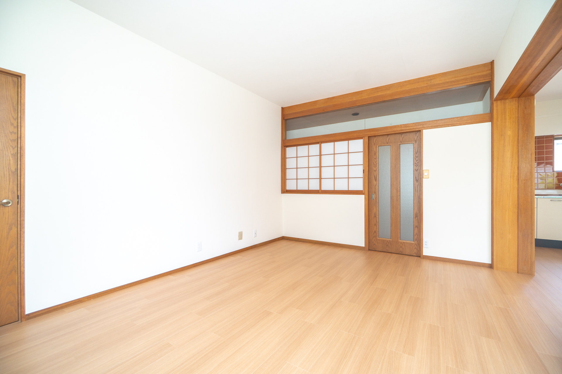 ガラス張りと障子のおかげで廊下まで明るい