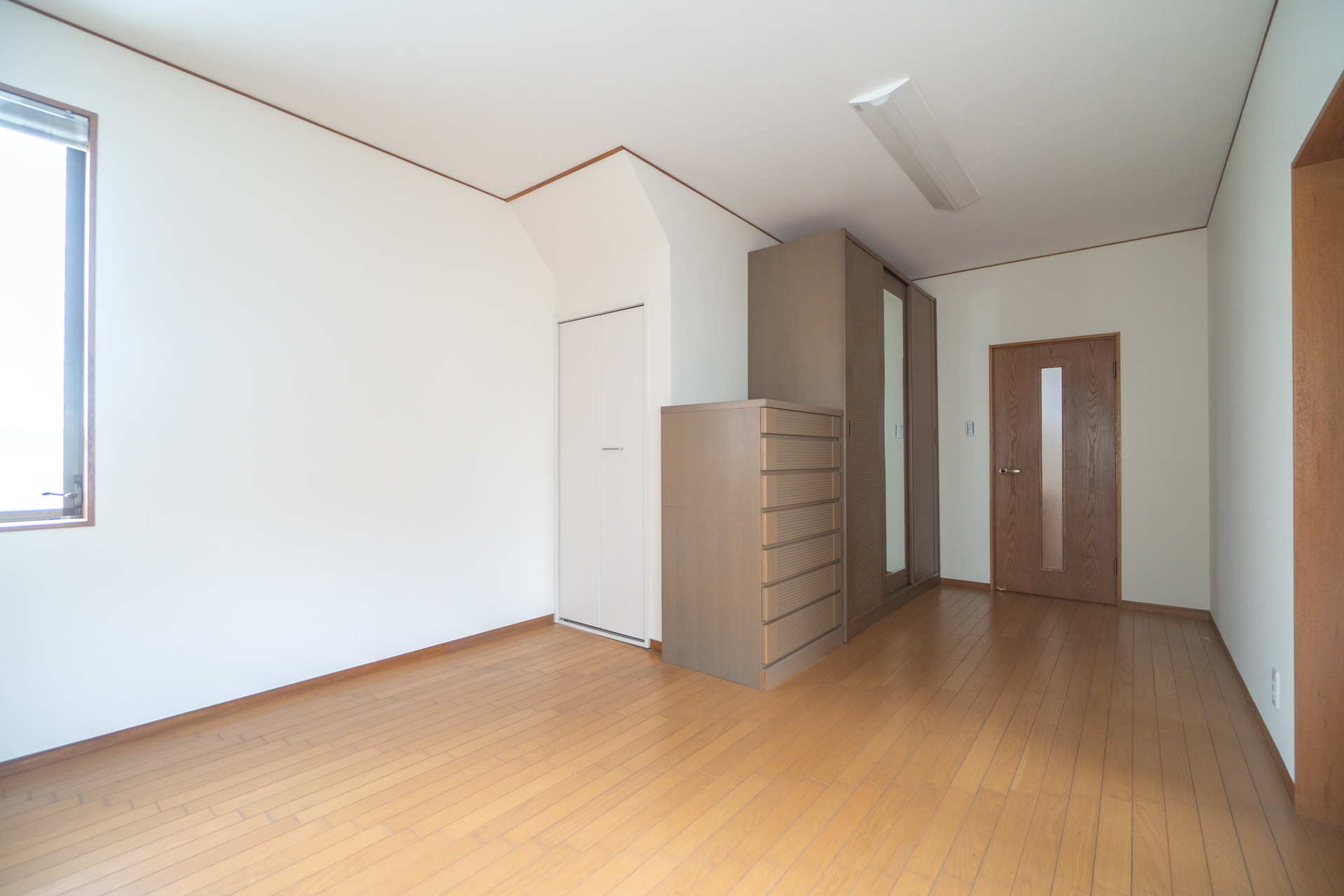 室内から廊下への扉側をのぞむ