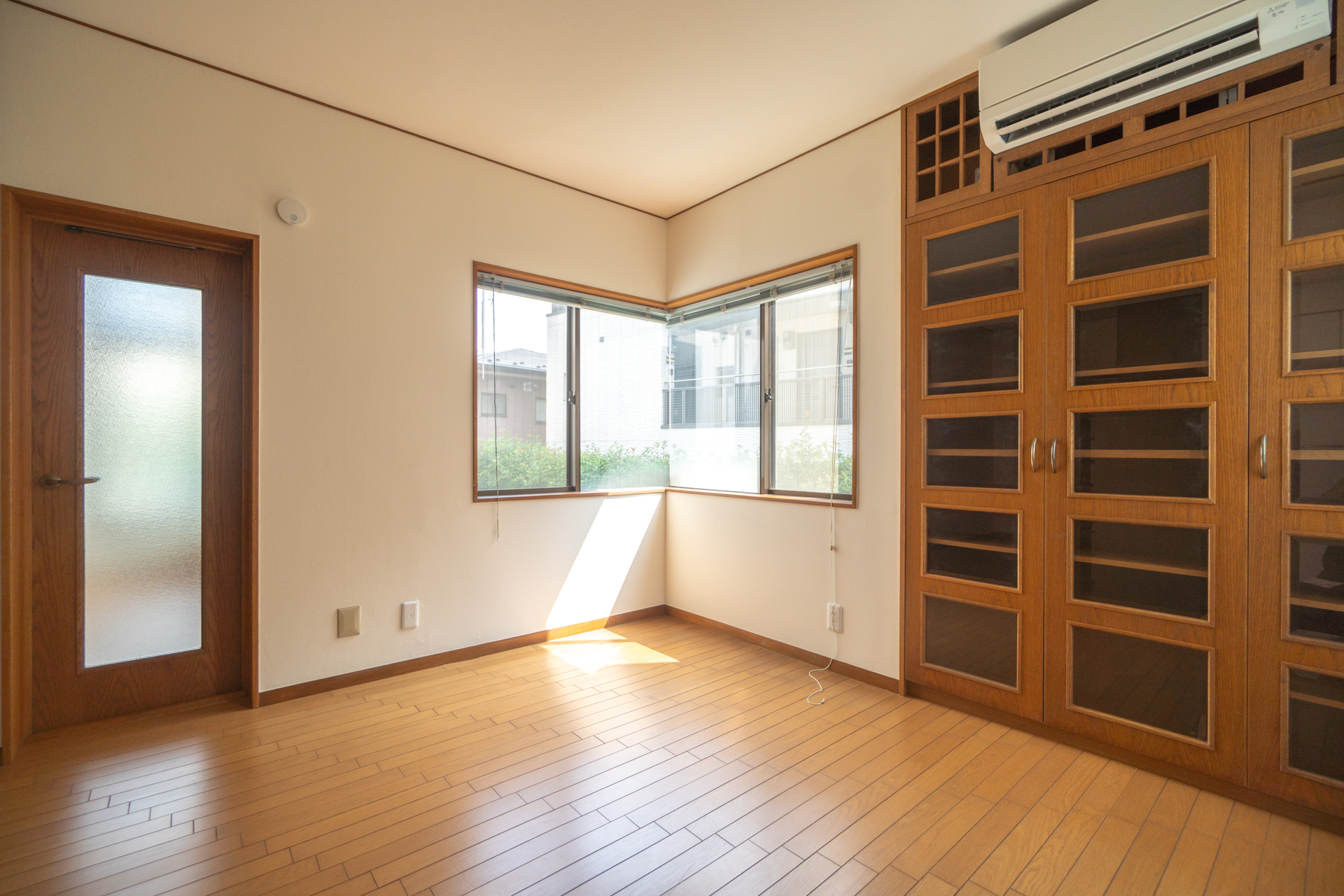 この部屋にもコーナー窓