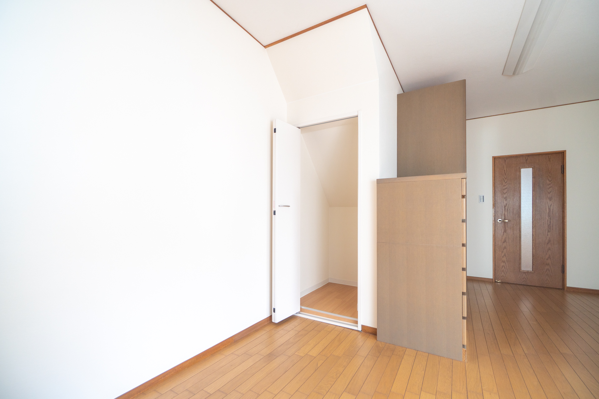 屋上への階段下収納