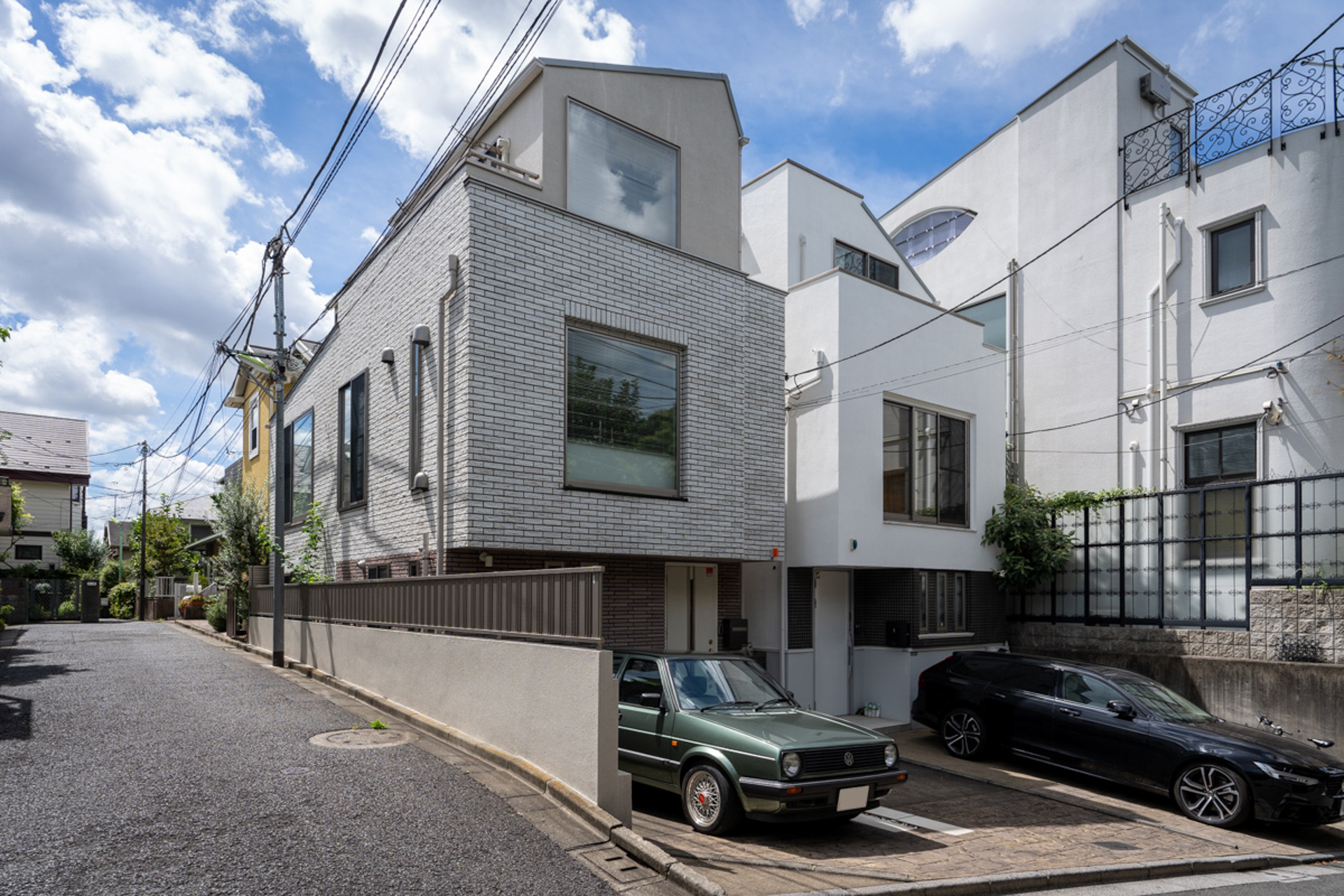 低層の住宅街につき青空が広がります