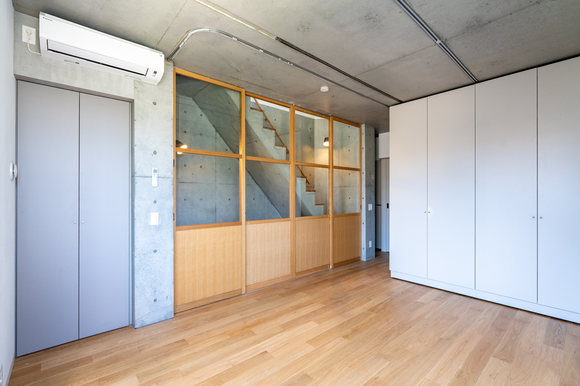 （Aタイプ）建具のデザイン性も高い2階部分。クローゼットは天井のレールに沿って可動式となっています