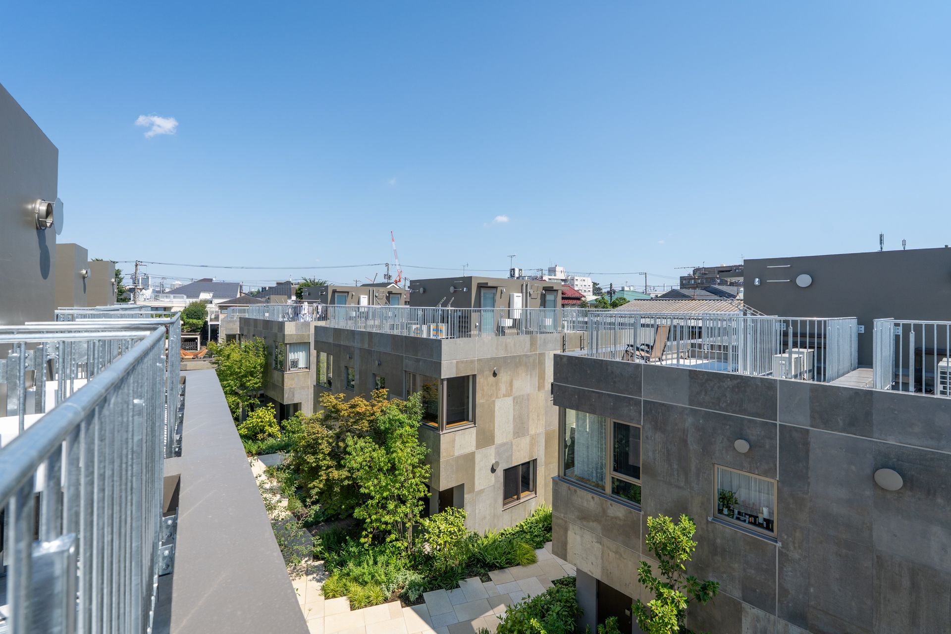 屋上から集合住宅の全景を眺める