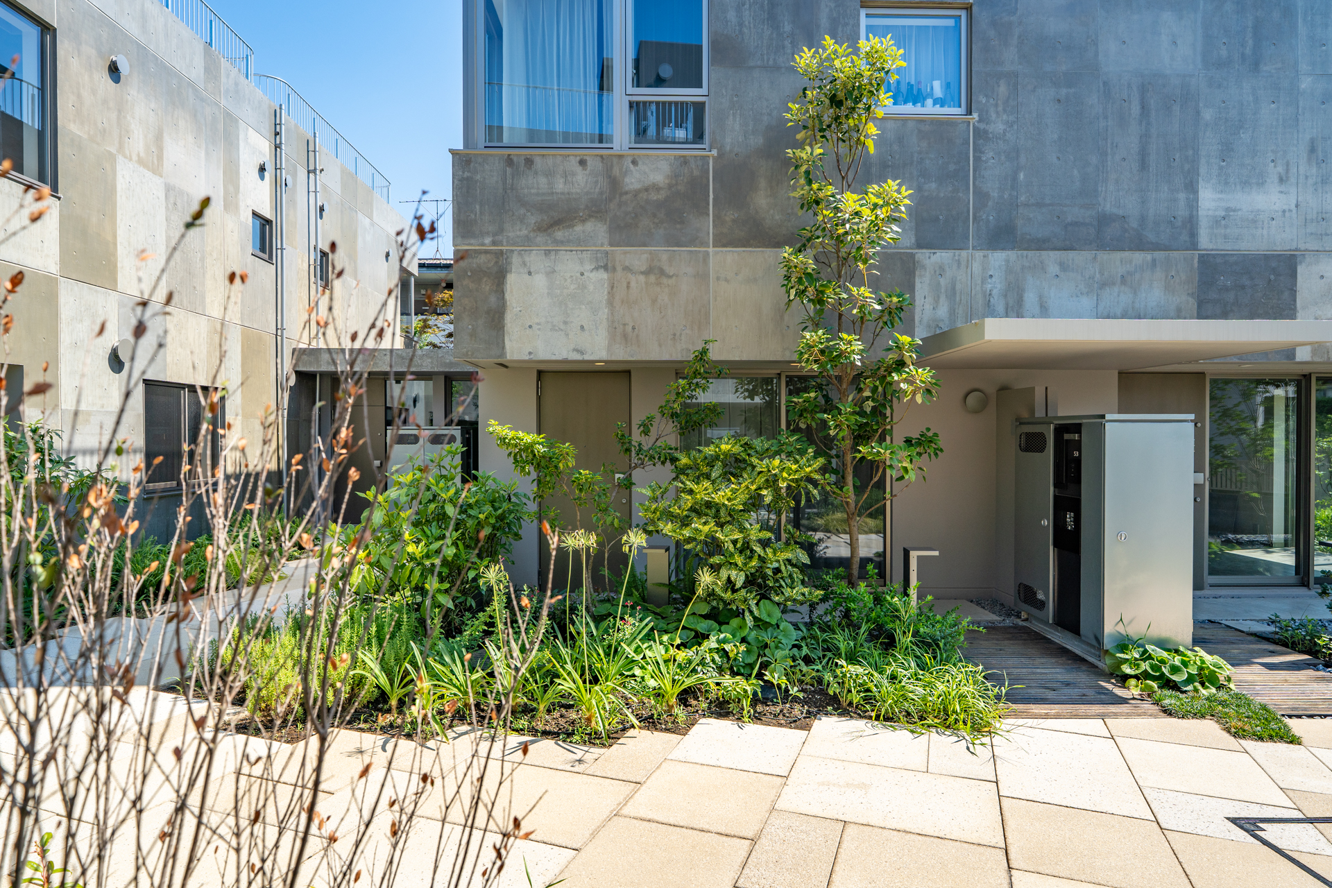 1階でも植栽が程よく目隠ししてくれていて、こみちから植栽をくぐって玄関なのでダイレクトインな感じがありません