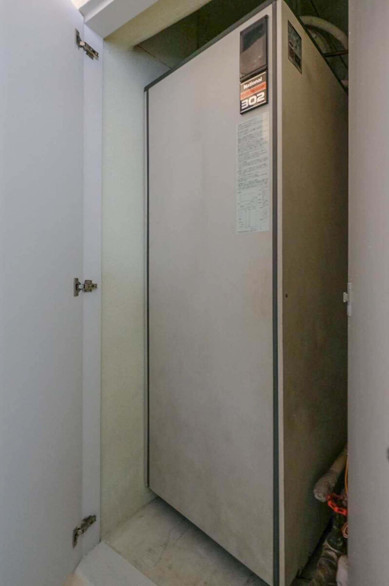 もともと使われていた電気温水器ですが、今はもう使用していない状況（現状のまま引き渡し）