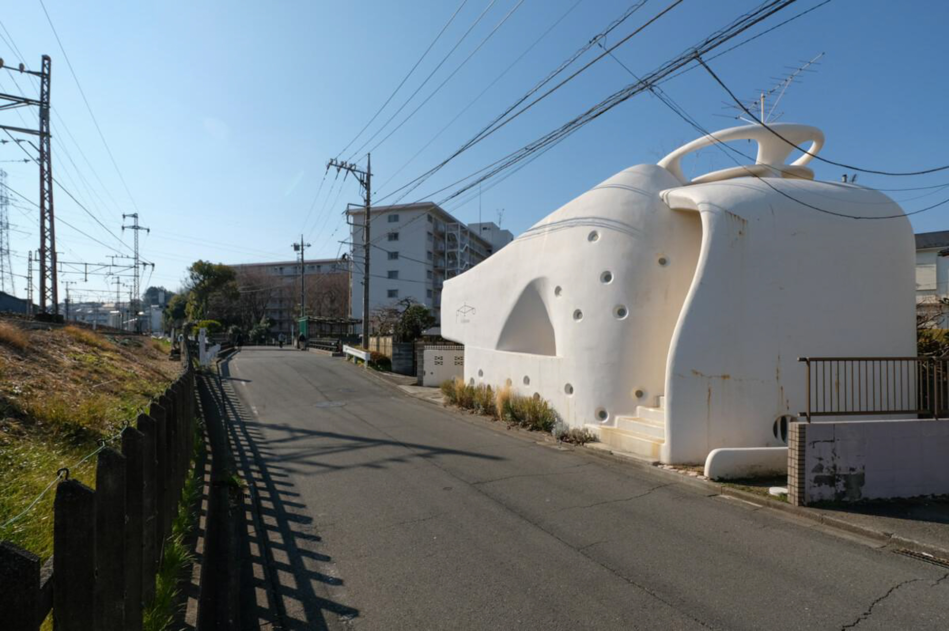 最寄りの鶴川駅までは徒歩5分