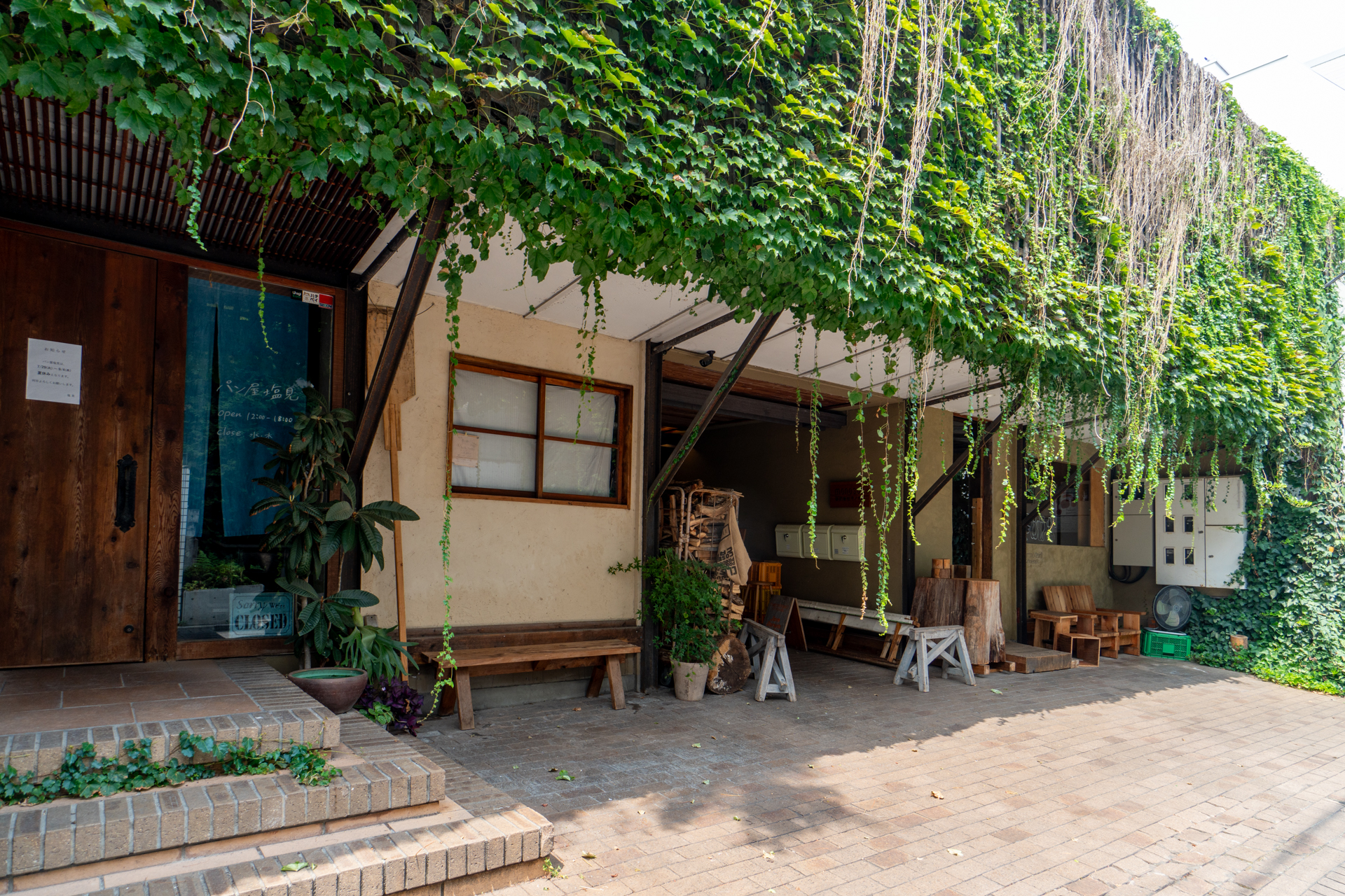 近くにパン屋さん・グローサリーショップがあります