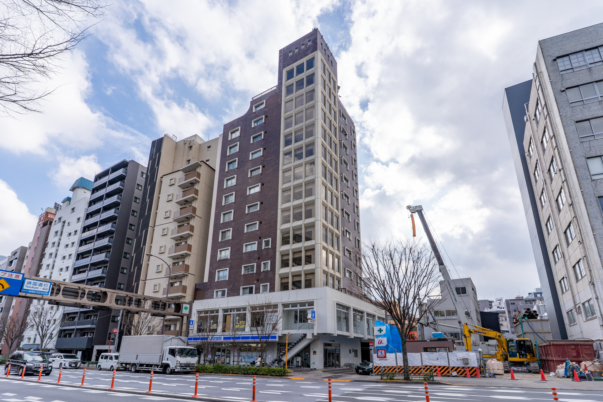 靖国通りのマンションの、通りの反対向きの住戸です