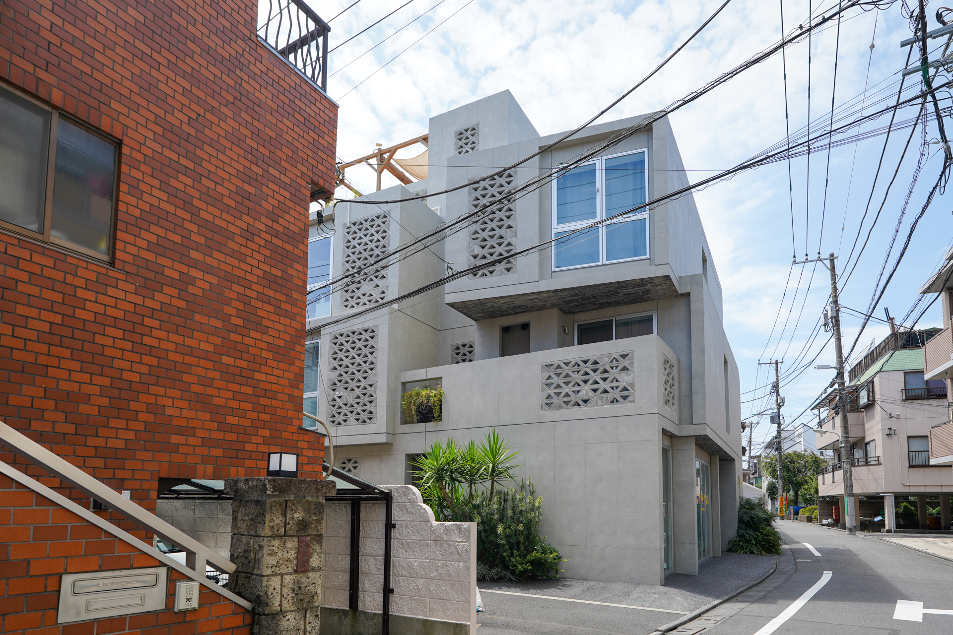 花ブロックを用いた打ち放しの外観がかっこいい