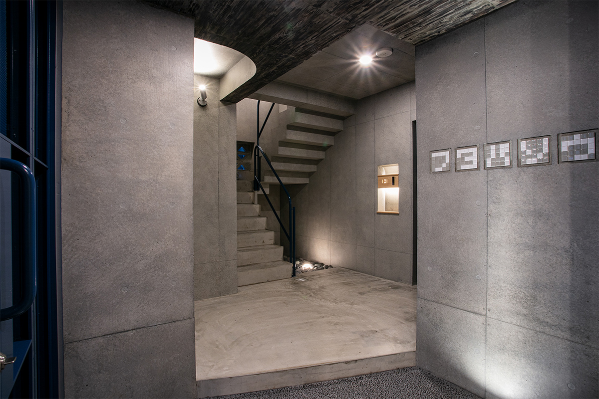 マンション名もレトロなタイルで書かれています（Photo:濱崎泰弘、koki yamamoto、mmar）