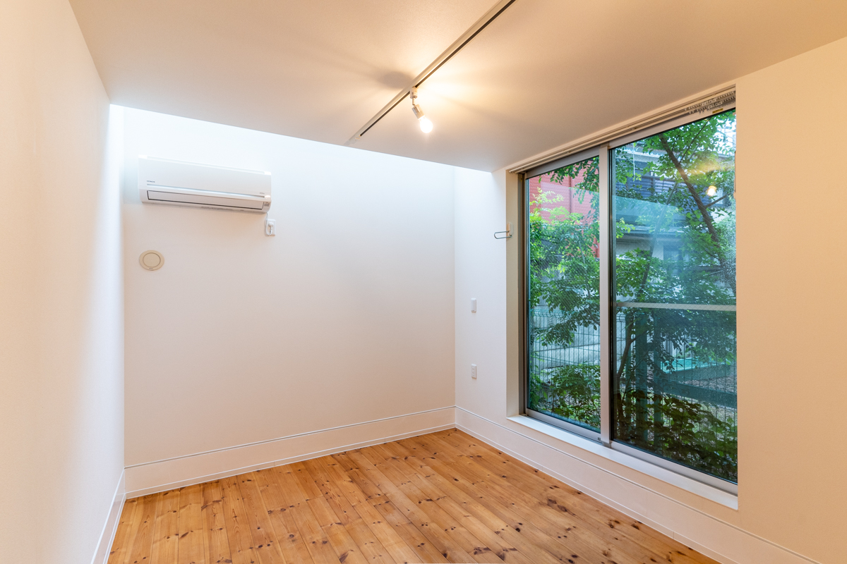 窓の外はすぐ隣の建物。逆に1階ですが人の視線はありません