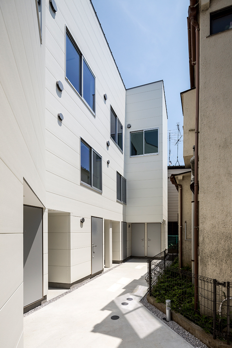 奥まったところに立つ白い建物