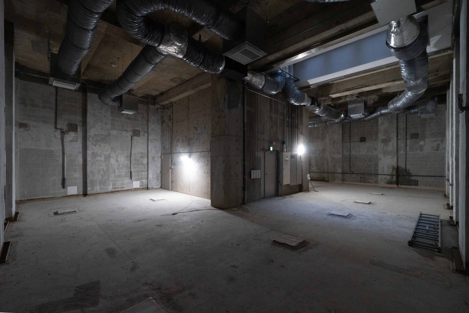 天井高5.5mの大空間地下事務所