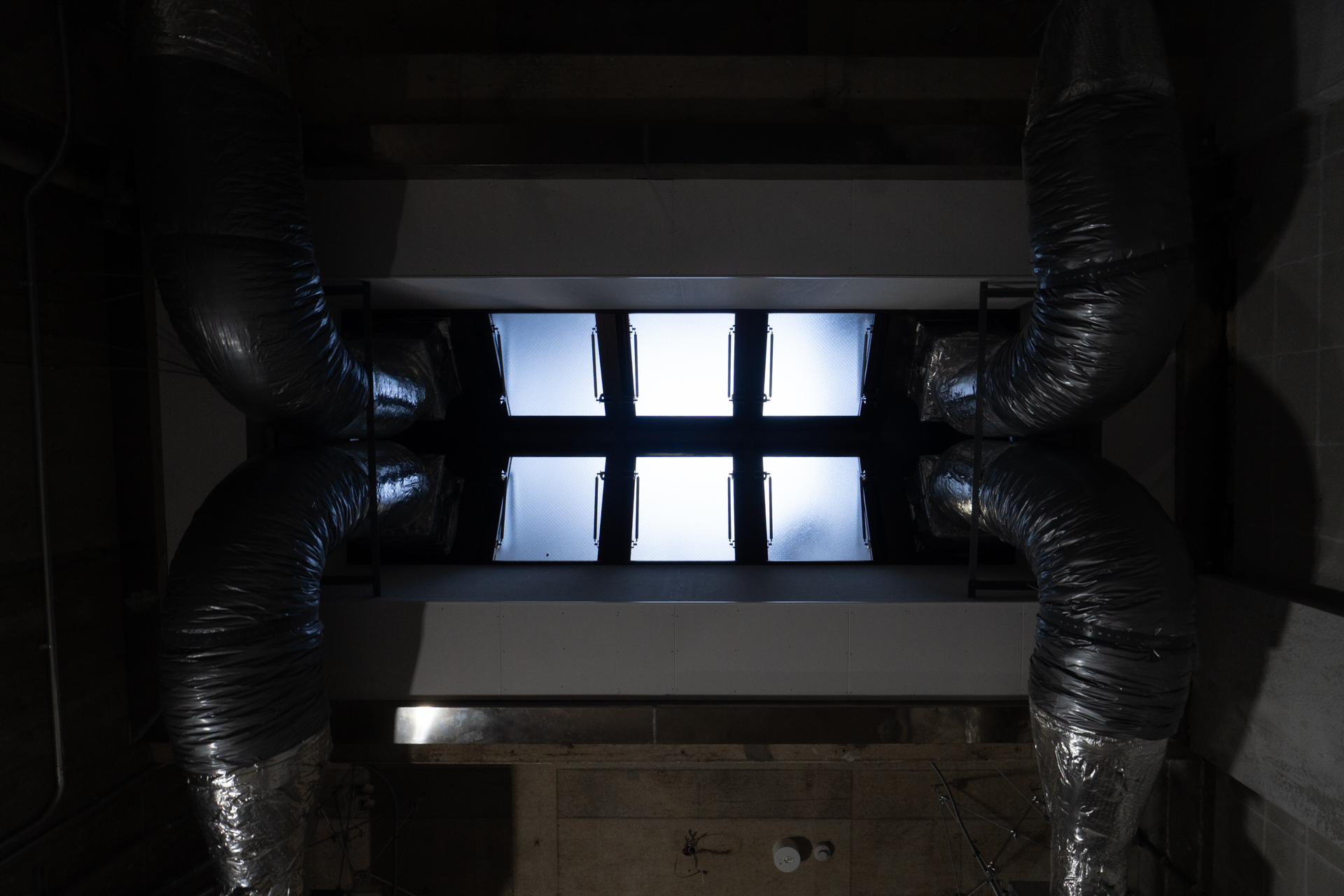 排煙窓を見上げる