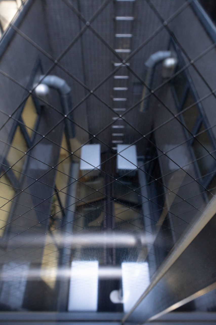 排煙窓を見下ろす