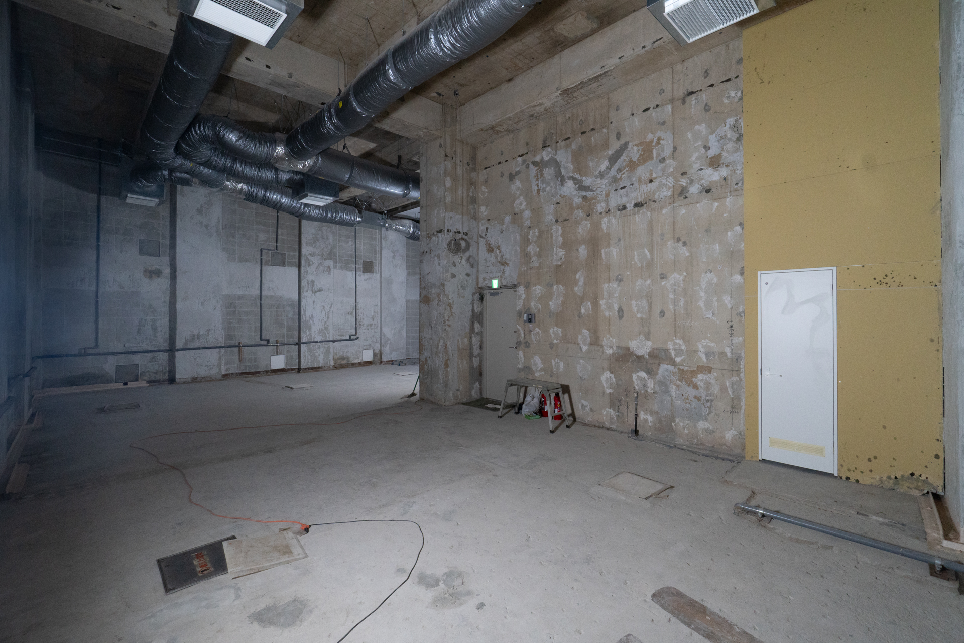 普通サイズの扉が小さく感じる