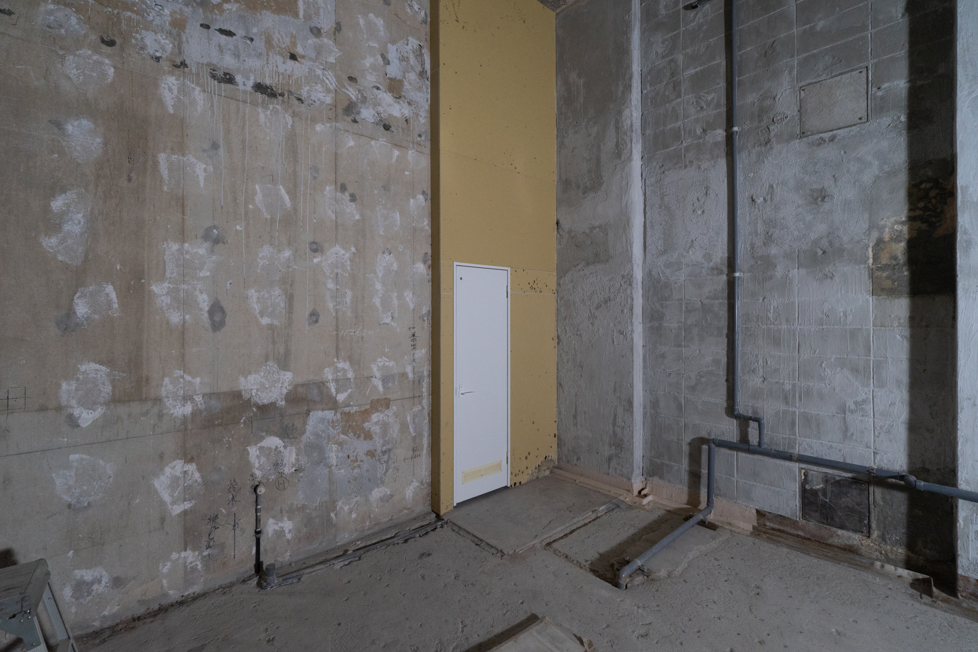 この扉の奥がトイレ空間想定